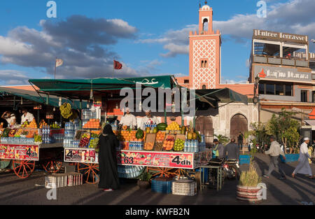 Scène de rue avec des gens et en lumière spectaculaire Place Jemaa el Fna, la place. Banque D'Images