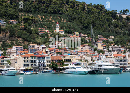 Zakynthos, Grèce - Juillet 18, 2017 : Vue de la ville de Zakynthos port et sur la pittoresque île de Zakynthos. Banque D'Images