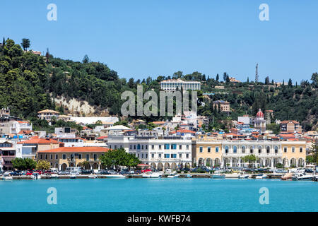 Zakynthos, Grèce - Juillet 18, 2017 : Vue de la ville de Zakynthos port et sur la pittoresque île de Zakynthos. Banque D'Images