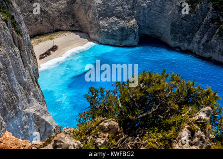 La plage de Navagio (naufrage) dans l'île de Zakynthos, Grèce. Plage de Navagio est une attraction populaire parmi les touristes visitant l'île de Zakynthos.Le meilleur Banque D'Images