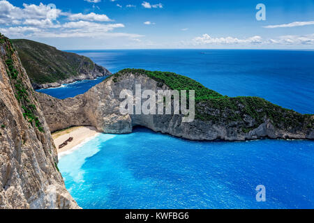 La plage de Navagio (naufrage) dans l'île de Zakynthos, Grèce. Plage de Navagio est une attraction populaire parmi les touristes visitant l'île de Zakynthos.Le meilleur Banque D'Images