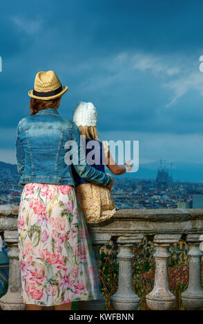 Soirée parfaite avec vue magnifique. Vus de derrière, jeune mère et fille les touristes à Barcelone, Espagne enjoying view Banque D'Images