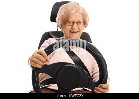 Femme âgée assise dans un siège de voiture et de conduite isolé sur fond blanc Banque D'Images