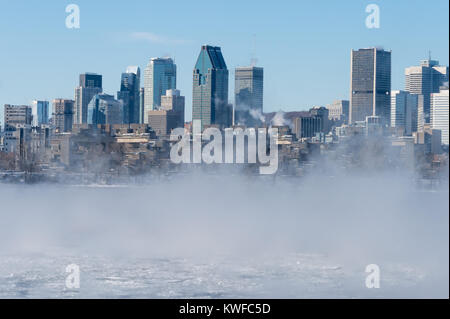 Montréal, CA - 1 janvier 2018 : en hiver, le brouillard glacé se lève au large du fleuve Saint-Laurent Banque D'Images