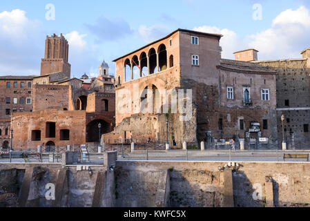 Vue urbaine avec Casa dei Cavalieri di Rodi dans le Forum Impérial, Rome, Latium, Italie Banque D'Images