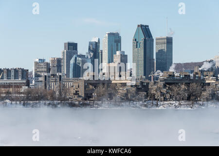 Montréal, CA - 1 janvier 2018 : en hiver, le brouillard glacé se lève au large du fleuve Saint-Laurent Banque D'Images