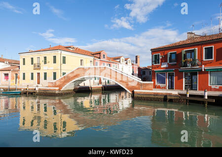 Ponte s. Martino et la Fondamenta Sebastiano Santi sur l'île de Murano, Venise, Vénétie, Italie dans soleil d'hiver avec des réflexions Banque D'Images