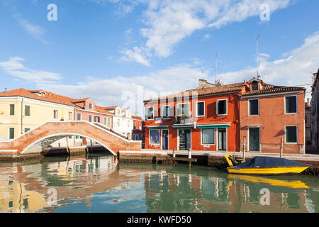 Ponte s. Martino et la Fondamenta Sebastiano Santi sur l'île de Murano, Venise, Vénétie, Italie avec des réflexions sur un canal tranquille Banque D'Images