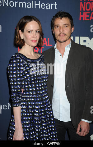 NEW YORK, NY - 12 MAI : Sarah Paulson Pedro Pascal participe à "la fréquence cardiaque normale' New York le contrôle aux Ziegfeld Theatre le 12 mai 2014 dans la ville de New York. People : Sarah Paulson Pedro Pascal Banque D'Images