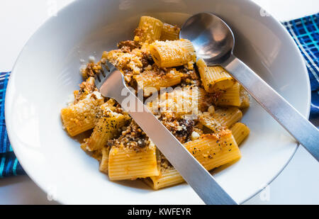 Bolognaise pâtes rigatoni, grand tubes d'une délicieuse sauce à la viande et fromage parmesan Banque D'Images