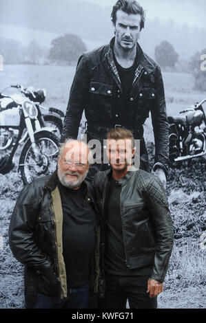 NEW YORK, NY - 09 SEPTEMBRE : Photographe/ cinéaste Peter Lindbergh et David Beckham sont vus à l'extérieur de la maison Houseat Belstaff Belstaff le 9 septembre 2014 à New York. People : Peter Lindbergh, David Beckham Banque D'Images