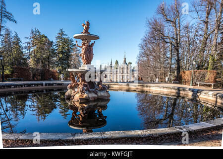 Des fontaines et des bosquets dans les jardins qui entourent le palais royal de la Granja de San Ildefonso Segovia Espagne Banque D'Images