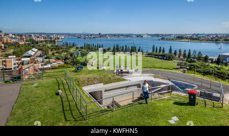 L'Australie, Nouvelle Galles du Sud, région de Hunter, Newcastle, Fort Scratchley sur Flagstaff Hill, dans l'ouest de l'embrasure Barbette contre la toile de fond de l'H Banque D'Images