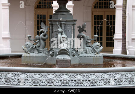 Fontaine à eau dans la cour à l'Hôtel Raffles à Singapour Banque D'Images