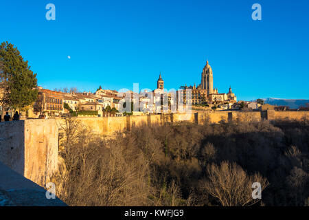 Murs de la ville de Ségovie où la tour de la cathédrale Notre Dame de l'Assomption et Saint Frutos se distingue par l'Espagne Banque D'Images