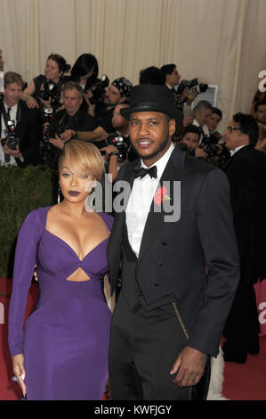 NEW YORK, NY - 05 MAI : Carmelo Anthony Lala Anthony assiste à la "Charles James : Au-delà de Fashion' Costume Institute Gala au Metropolitan Museum of Art le 5 mai 2014 à New York. People : Carmelo Anthony Lala Anthony Banque D'Images