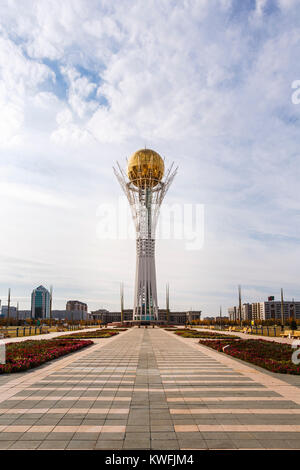 Bayterek sur le boulevard Nurjol, un monument moderne emblématique et une tour d'observation qui est un emblème de Nur-Sultan (Astana), capitale du Kazakhstan Banque D'Images