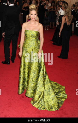 NEW YORK, NY - 05 MAI : Ivanka Trump assiste à la "Charles James : Au-delà de Fashion' Costume Institute Gala au Metropolitan Museum of Art le 5 mai 2014 à New York. People : Ivanka Trump Banque D'Images