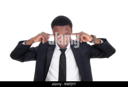 Un homme en costume en close up en mettant ses doigts dans ses oreilles, n'aiment pas entendre, isolée pour fond blanc Banque D'Images