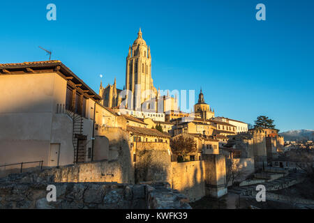 Close-up des murs qui entourent la ville de Ségovie et dans l'arrière-plan la cathédrale Notre Dame de l'Assomption Espagne Banque D'Images