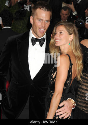 NEW YORK, NY - 05 MAI : Tom Brady Gisele Bundchen assiste à la "Charles James : Au-delà de Fashion' Costume Institute Gala au Metropolitan Museum of Art le 5 mai 2014 à New York. People : Tom Brady Gisele Bundchen Banque D'Images