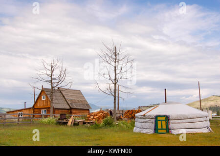 Maison en bois et yourte mongole appelée ger près de Khövsgöl Lake dans le nord de la Mongolie Banque D'Images