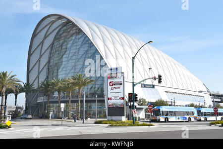 ANAHEIM, CA - le 17 mars 2017 : Anaheim centre intermodal de transport régional. Le terminal sert des lignes ferroviaires Metrolink et Amtrak, et un terminal f Banque D'Images