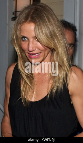 MIAMI BEACH FL - le 21 janvier : L'actrice Cameron Diaz et Alex Rodriguez profitez d'un dîner romantique à Miami avec l'ancien Président Bill Clinton à 112 Steakhouse. Le 21 janvier 2011 à Miami Beach, Floride Personnes : Cameron Diaz Alex Rodriguez  Bill Clinton Banque D'Images