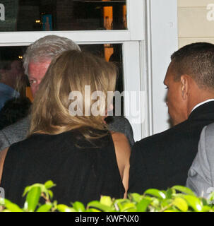 MIAMI BEACH FL - le 21 janvier : L'actrice Cameron Diaz et Alex Rodriguez profitez d'un dîner romantique à Miami avec l'ancien Président Bill Clinton à 112 Steakhouse. Le 21 janvier 2011 à Miami Beach, Floride Personnes : Cameron Diaz Alex Rodriguez  Bill Clinton Banque D'Images