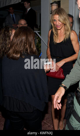 MIAMI BEACH FL - le 21 janvier : L'actrice Cameron Diaz et Alex Rodriguez profitez d'un dîner romantique à Miami avec l'ancien Président Bill Clinton à 112 Steakhouse. Le 21 janvier 2011 à Miami Beach, Floride Personnes : Cameron Diaz Alex Rodriguez  Bill Clinton Banque D'Images