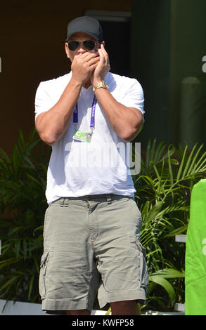 KEY BISCAYNE, Floride - le 24 mars : NY Yankee Alex 'Arod' Rodriguez avec sa petite amie Torrie Wilson laissant jour 7 au Sony Open à Crandon Park Tennis Center. le 24 mars 2013 à Key Biscayne, Floride Personnes : Alex Rodriguez Banque D'Images