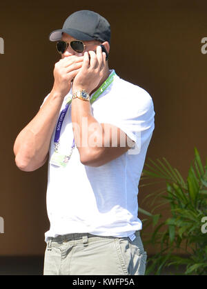 KEY BISCAYNE, Floride - le 24 mars : NY Yankee Alex 'Arod' Rodriguez avec sa petite amie Torrie Wilson laissant jour 7 au Sony Open à Crandon Park Tennis Center. le 24 mars 2013 à Key Biscayne, Floride Personnes : Alex Rodriguez Banque D'Images