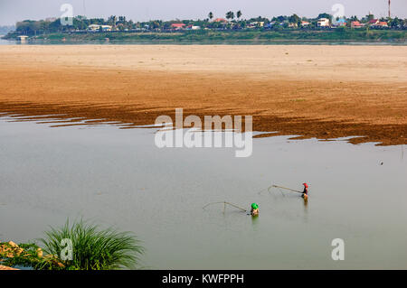 Vientiane, Laos - Mars 15, 2013 : les habitants de pêcher avec des filets traditionnels dans le fleuve du Mékong, Vientiane, Laos Banque D'Images