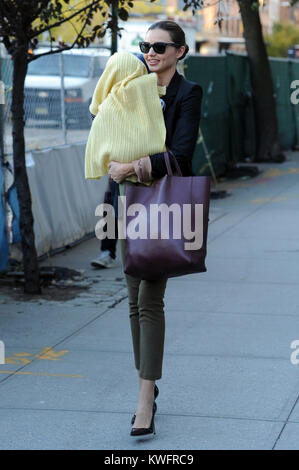 NEW YORK, NY - 05 novembre : Modèle Miranda Kerr sort de déjeuner à un café à Tribeca tenant un enfant d'amis avec l'espoir de tromper les paparazzi. Orlando Bloom est sorti peu après l'exécution de leur bébé Flynn, l'embrassant sur la tête pour lui tenir chaud sur la froide journée.Le 5 novembre 2011 à New York City People : Miranda Kerr Banque D'Images