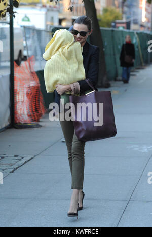 NEW YORK, NY - 05 novembre : Modèle Miranda Kerr sort de déjeuner à un café à Tribeca tenant un enfant d'amis avec l'espoir de tromper les paparazzi. Orlando Bloom est sorti peu après l'exécution de leur bébé Flynn, l'embrassant sur la tête pour lui tenir chaud sur la froide journée.Le 5 novembre 2011 à New York City People : Miranda Kerr Banque D'Images