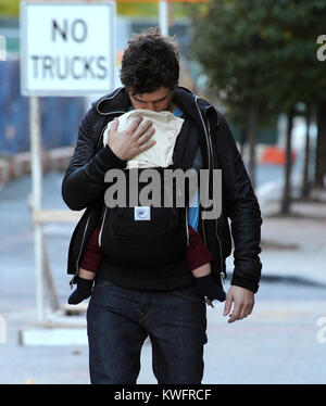 NEW YORK, NY - 05 novembre : Modèle Miranda Kerr sort de déjeuner à un café à Tribeca tenant un enfant d'amis avec l'espoir de tromper les paparazzi. Orlando Bloom est sorti peu après l'exécution de leur bébé Flynn, l'embrassant sur la tête pour lui tenir chaud sur la froide journée.Le 5 novembre 2011 à New York City People : Miranda Kerr Banque D'Images