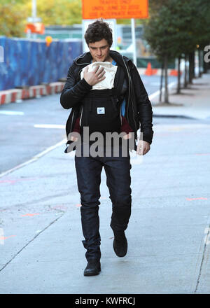 NEW YORK, NY - 05 novembre : Modèle Miranda Kerr sort de déjeuner à un café à Tribeca tenant un enfant d'amis avec l'espoir de tromper les paparazzi. Orlando Bloom est sorti peu après l'exécution de leur bébé Flynn, l'embrassant sur la tête pour lui tenir chaud sur la froide journée.Le 5 novembre 2011 à New York City People : Miranda Kerr Banque D'Images