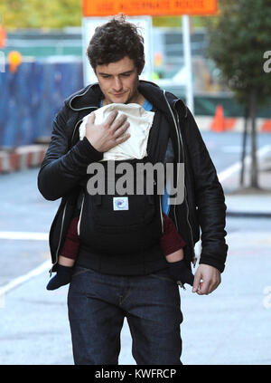 NEW YORK, NY - 05 novembre : Modèle Miranda Kerr sort de déjeuner à un café à Tribeca tenant un enfant d'amis avec l'espoir de tromper les paparazzi. Orlando Bloom est sorti peu après l'exécution de leur bébé Flynn, l'embrassant sur la tête pour lui tenir chaud sur la froide journée.Le 5 novembre 2011 à New York City People : Miranda Kerr Banque D'Images