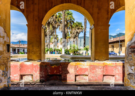Antigua, Guatemala - 22 octobre 2017 : la région de Tanque de blanchisserie publique réservoir en ville coloniale et site du patrimoine mondial de l'UNESCO Banque D'Images
