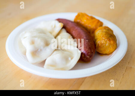 Un combo 'super' qui se compose de pirojki, Cigares au chou, et d'une saucisse de smokie Baba's Homestyle pirojki à Saskatoon, Saskatchewan, Canada. Banque D'Images