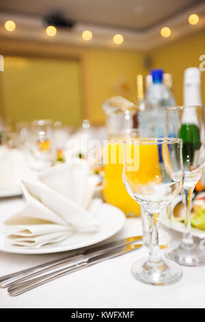 Restaurant Table avant grande fête commence Banque D'Images