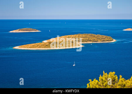 Îles dans la mer bleue vue aérienne près de Primosten, Croatie, Kvarner archipel Banque D'Images