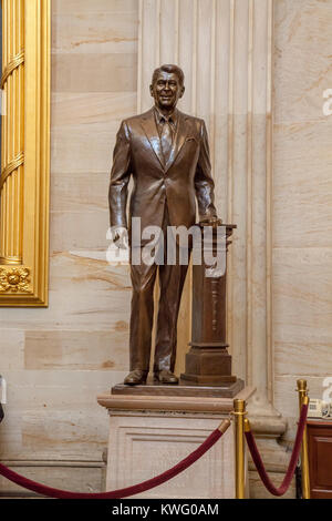 Statue du président Ronald Reagan par artiste Chas Fagan dans la rotonde de l'US Capitol Hill, Washington DC, USA Banque D'Images