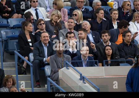 NEW YORK, NY - 09 SEPTEMBRE : Kevin Spacey regarde le masculin match final entre Novak Djokovic et Rafael Nadal de la Serbie de l'Espagne au jour 15 de l'US Open 2013 à l'USTA Billie Jean King National Tennis Center le 9 septembre 2013 dans le quartier de rinçage de la Queens Borough de New York City People : Kevin Spacey Banque D'Images