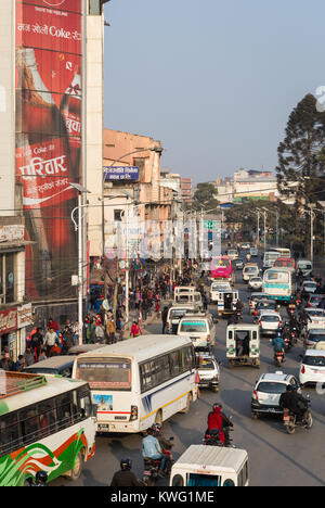 Katmandou, Népal - 30 NOVEMBRE 2017 : Les voitures, les motos et les bus le long de la route et chaotique dans les rues bondées de Katmandou, capitale du Népal. Banque D'Images