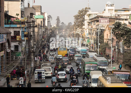 Katmandou, Népal - 30 NOVEMBRE 2017 : Les voitures, les motos et les bus le long de la route et chaotique dans les rues bondées de Katmandou, capitale du Népal. Banque D'Images