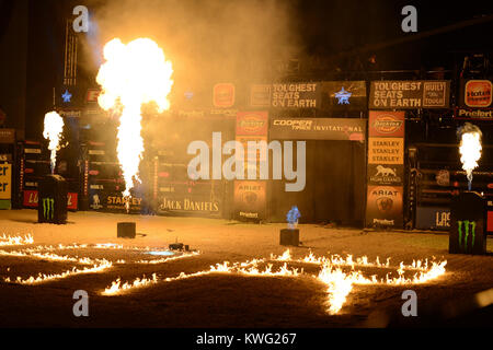 HOLLYWOOD FL - 12 octobre : Le Bull riders professionnels ont ajouté un 27ème cas de la série 2013 Construit Ford Tough l'annexe. L'Hard Rock Live à Hollywood, en Floride, sera l'hôte de la dernière manifestation de la saison régulière de la premiere série bull riding seulement deux semaines avant sa Finale Mondiale 2013 à Las Vegas au Hard Rock Live eu lieu au Seminole Hard Rock Hotel & Casino le 12 octobre 2013 à Hollywood, en Floride . People : Professional Bull Riders Banque D'Images