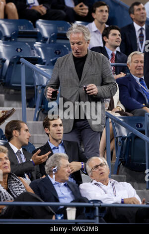 NEW YORK, NY - 05 SEPTEMBRE : Alan Rickman regarde le match quart masculin sur dix jours de l'US Open 2012 à l'USTA Billie Jean King National Tennis Center le 5 septembre 2012 dans le quartier de rinçage de la Queens Borough de New York City People : Alan Rickman Banque D'Images