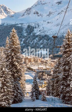 Télésiège d'Arosa Weisshorn jusqu'à Arosa ski resort à pic en hiver, Suisse Banque D'Images