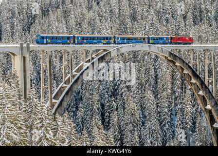 Arosa train sur le viaduc de Langwies dans un paysage de montagne d'hiver près d'Arosa, Grisons, Suisse Banque D'Images